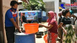Droping air bersih ke Desa Rohayu, terlihat sejumlah warga antusias dan menunggu giliran untuk mendapatkan air.