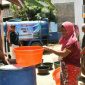 Droping air bersih ke Desa Rohayu, terlihat sejumlah warga antusias dan menunggu giliran untuk mendapatkan air.