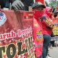 Para buruh di Kota Cimahi melakukan aksi penolakan di sepanjang jalan kota dengan membentangkan atribut penolakan.