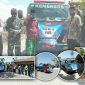 Dokumentasi Persatuan Wartawan Sampang (PWS): pemberangkatan armada tangki truk berisikan air bersih, berpose dengan Forkopimcam Torjun, droping air ke masjid dan kepada masyarakat.
