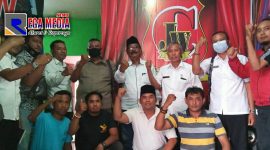 Tim Terpadu Pengawasan Ormas dan LSM pose bersama dengan ketua dan anggota Jatim Corruption Watch (JCW) Sampang.