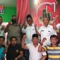 Tim Terpadu Pengawasan Ormas dan LSM pose bersama dengan ketua dan anggota Jatim Corruption Watch (JCW) Sampang.