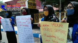 KOPRI PC PMII Sampang saat demo dengan cara aksi bungkam didepan Mapolres Sampang.