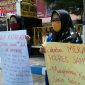 KOPRI PC PMII Sampang saat demo dengan cara aksi bungkam didepan Mapolres Sampang.