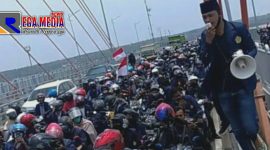 Ribuan aktivis mahasiswa UTM saat melintasi tol jembatan Suramadu.
