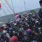 Ribuan aktivis mahasiswa UTM saat melintasi tol jembatan Suramadu.