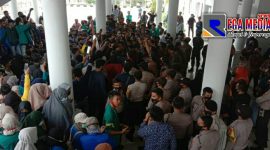 Ratusan mahasiswa saat  unjuk rasa didepan gedung DPRK Aceh Selatan.