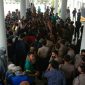 Ratusan mahasiswa saat  unjuk rasa didepan gedung DPRK Aceh Selatan.