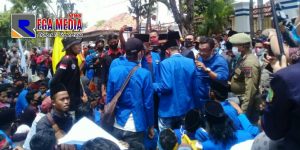 Tolak UU Cipta Kerja, Ratusan Mahasiswa Gelar Aksi Didepan Gedung DPRD Sampang