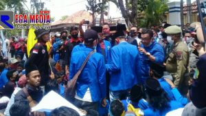 Tolak UU Cipta Kerja, Ratusan Mahasiswa Gelar Aksi Didepan Gedung DPRD Sampang