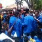 Ratusan mahasiswa saat melakukan aksi penolakan UU Ciptaker didepan gedung DPRD Sampang.