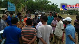 Hakim Pengadilan Negeri (PN) Sampang saat gelar sidang pemeriksaan setempat (descente) terkait sengketa tanah percaton di Desa Bira Tengah. 