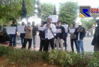 Sejumlah massa dari Desa Pocong Bangkalan saat melakukan aksi didepan gedung DPRD Bangkalan.