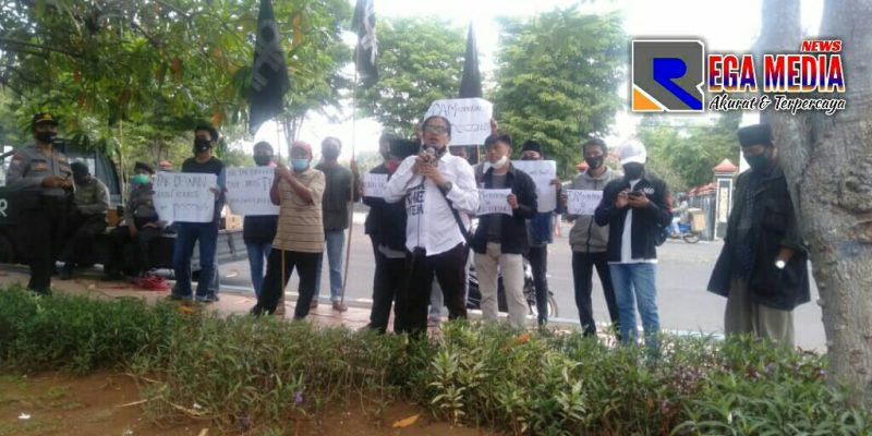 Sejumlah massa dari Desa Pocong Bangkalan saat melakukan aksi didepan gedung DPRD Bangkalan.