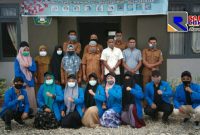 Mahasiswa Mahasiswa UIN Ar-Raniry pose bersama dengan Keuchik Gampong Lawe Cimanok Indra Sukiman dan staf.
