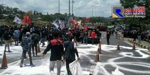 Kecewa Terhadap DPR & Pemerintah, Gabungan Mahasiswa Blokade Jalan Suramadu