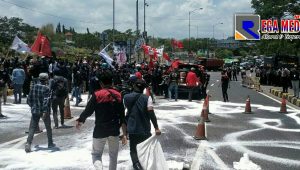 Kecewa Terhadap DPR & Pemerintah, Gabungan Mahasiswa Blokade Jalan Suramadu