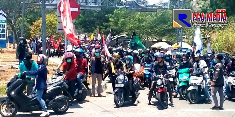 Gabungan aktivis bergerak menuju gedung DPRD Bangkalan, usai memblokade jalan akses tol Suramadu.