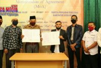 Ketua Panwaslih Aceh Selatan pose bersama dengan pihak STAI Tapaktuan usai penandatanganan MoU.