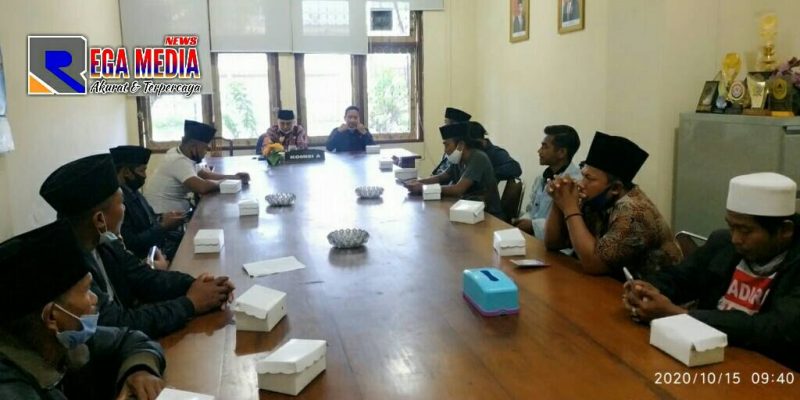 Element tokoh masyarakat Desa Kelapayan saat menyampaikan aspirasinya ke Komisi A DPRD Bangkalan.