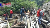 Puluhan Pipa Air Dialiran Sungai Cijanggel Hampir Tersapu Hujan Deras