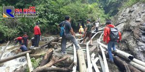 Puluhan Pipa Air Dialiran Sungai Cijanggel Hampir Tersapu Hujan Deras