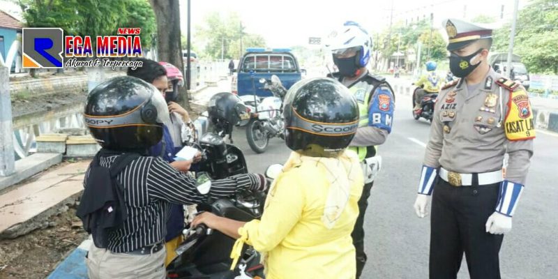 Kasat Lantas Polres Bangkalan AKP Abdul Azis Sholahuddin (kanan) pimpin langsung Ops Zebra Semeru 2020.