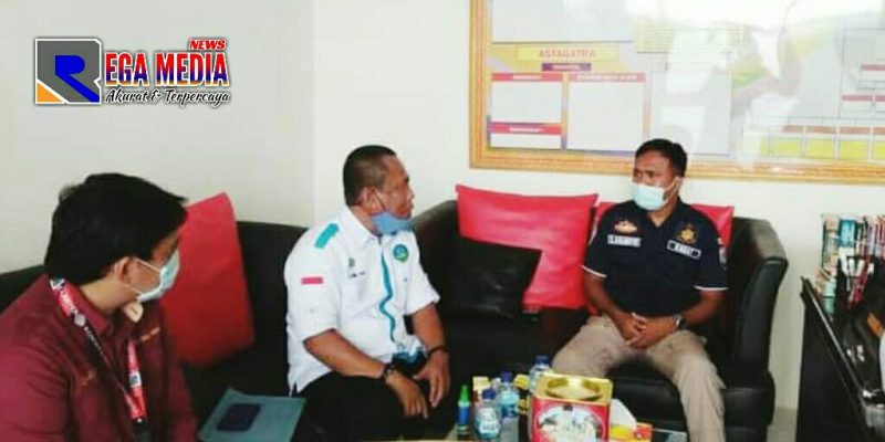 Sekdakab Gorontalo Utara saat konsultasi ke Reskrim terkait media yang diduga mencemarkan nama baiknya.