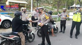 Santlantas Polres Bangkalan saat gelar Ops Zebra Semeru 2020 di tol Suramadu sisi Madura.