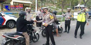 Pengendara Yang Terkena Ops Zebra Semeru di Bangkalan Diberi Jeruk