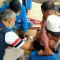 Saat pelaksanaan khitan massal berlangsung di Desa Akkor, Kecamatan Palengaan, Kabupaten Pamekasan.