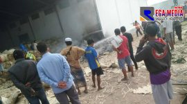 Suasana pabrik tembakau yang terbakar