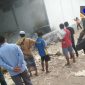 Suasana pabrik tembakau yang terbakar