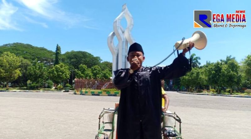 Mashudi, Ketua Pemuda Pamekasan saat melakukan orasi tunggal didepan Arek Lancor Pamekasan