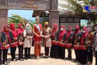 Puteri Indonesia saat berada disalah satu wisata Air Terjun Toroan