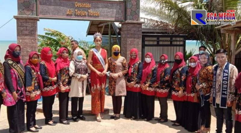 Puteri Indonesia saat berada disalah satu wisata Air Terjun Toroan