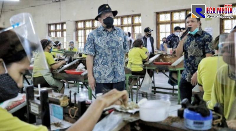LaNyalla saat berkunjung ke pabrik rokok PT. Gandum Tusin Malang