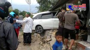 Diduga Sopir Ngantuk, Mobilio Seruduk Pos Ronda dan Toko Milik Warga di Pamekasan