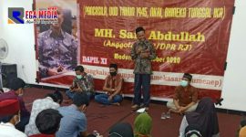Ketua Said Abdullah Institute (SAI) Kabupaten Bangkalan, Dr. Safi’., S.H., M.H. berdiri saat memberikan sambutan