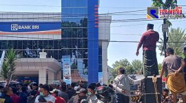Massa saat lakukan orasi dideapan Bank BRI di Pamekasan