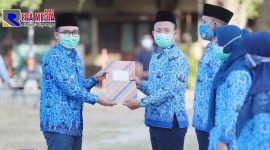 Bupati Pamekasan saat menyerahkan SK CPNSD beberapa waktu lalu