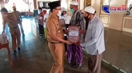 Penyerahan bantuan dana hibah untuk masjid dan pesantren di Mandhapah Agung Ronggosukowati Pamekasan.