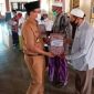 Penyerahan bantuan dana hibah untuk masjid dan pesantren di Mandhapah Agung Ronggosukowati Pamekasan.