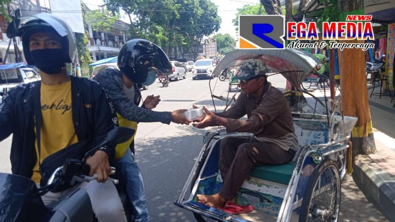 Foto: JCP dan PSBB saat mensosialisasikan hidup sehat dan membagikan makanan pada abang becak