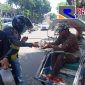 Foto: JCP dan PSBB saat mensosialisasikan hidup sehat dan membagikan makanan pada abang becak