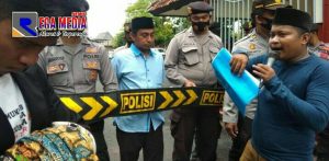 Kecewa Tuntutanya Tak Terpenuhi, Alpart Serahkan Daster dan Rok Kepada DPRD Pamekasan