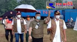 Kepala BNPB Doni Manardo meninjau barak pengungsian bencana erupsi Gunung Merapi di Kalurahan Glagaharjo, Cangkringan, Sleman.
