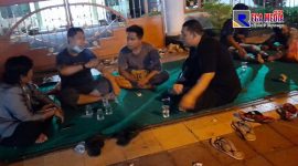 Sejumlah massa saat menginap didepan BRI Pamekasan