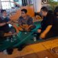 Sejumlah massa saat menginap didepan BRI Pamekasan