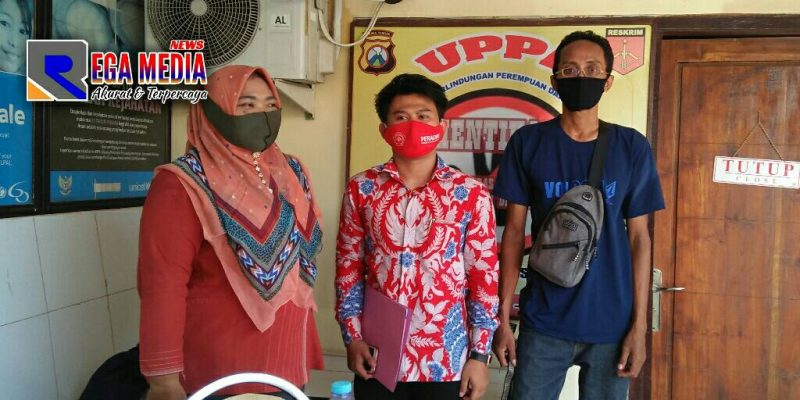 Orang tua korban pencabulan anak dibawah umur didampingi kuasa hukumnya, usai memenuhi panggilan Unit PPA Polres Sampang.